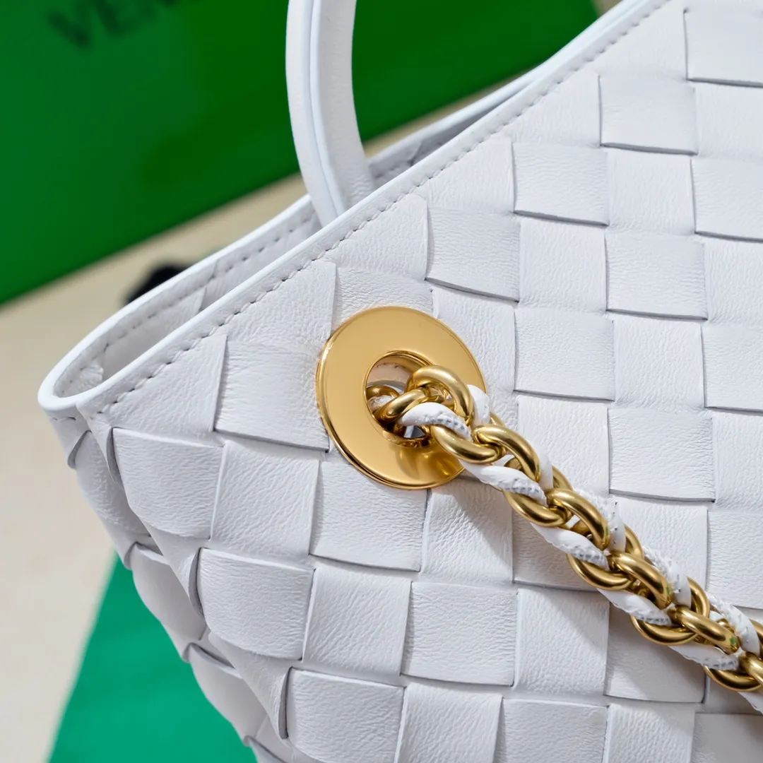 Batch 1960 BOTTEGA VENETA 2024 spring and summer new small ANDIAMO chain bag is also available! 🔥🔥I believe many friends have been waiting for a long time. The metallic chain adds a touch of sophistication to the original softness and elegance of Andiamo. The collision of classic craftsmanship and elegance creates a different kind of beauty. Style number: 6008 Size: 25*22*10.5cm